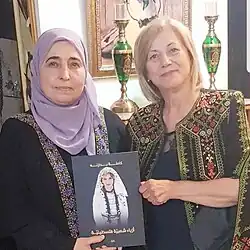 صدر عن دار الاسوار: كتاب ازياء شعبية فلسطينية. (اغطية رأس وملابس نساء واطفال خاصة من منطقة الشمال الفلسطيني). للباحثة الاديبة كاملة بدارنه. تقول الباحثة في المقدمة ان توثيق الملابس الشعبية التراثية ضمانة للاستمرار والوجود، فهو مطلب ملح للدفاع عن التراث والهوية، وتعزيز الانتماء منعًا للاغتراب النفسي والاجتماعي والثقافي. الكتاب طبع باخراج انيق ولغة سلسة. يعتبر هذا الكتاب ارثًا حضاريًا وذخرًا وطنيًا ثقافيًا.