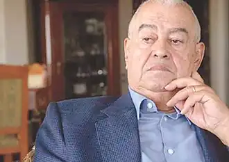 خطان أبيضان يمتدان من زوايا مستطيل أزرق يتقاطعان في منتصفه