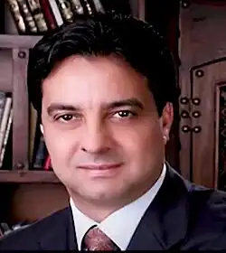 خطان أبيضان يمتدان من زوايا مستطيل أزرق يتقاطعان في منتصفه