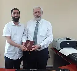إهداء إلى الكاتب السوري أيمن ذو الغنى نسخة من مصحف قطر