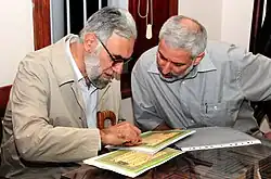 عُبيدة البَنْكي مع أستاذه حسن جلبي عام 2009، بعد حصوله على الإجازة منه