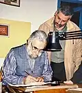 عُبيدة البَنْكي مع أستاذه حسن جلبي عام 1997، قبل حصوله على الإجازة منه