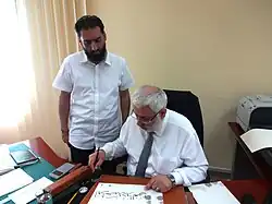 كتابة إهداء إلى أيمن ذو الغنى اسمه