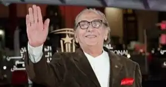 خطان أبيضان يمتدان من زوايا مستطيل أزرق يتقاطعان في منتصفه