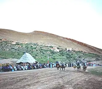 صورةٌ فوتوغرافيَّةٌ لبعضِ فرسانِ البارودِ السَّبَاعِيِّين بقرية لخنيك بإقليم شيشاوة