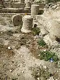 بقايا آثار وأعمدة