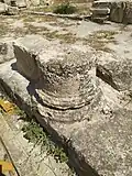 بقايا أعمدة من القصر