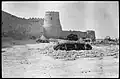 صورة لسور قلعة القطيف مع أحد أبراجها تعود الصورة لعام 1930م.