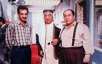 كواليس مسلسل مدينة القواعد: من اليمين طلال هادي، الفنان الكبير سامي عبد الحميد، سهيل شوقي 1998.