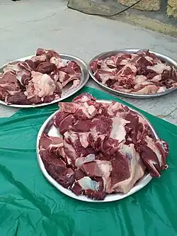 لحم أضحية مقسم ومعد للتوزيع