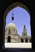 الصحن المكشوف وبه القبة