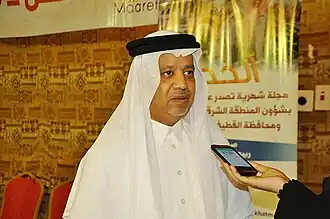 رئيس تحرير مجلة الخط فؤاد نصر الله أثناء إحدى المُقابلات معه في معرض تدوير الكتاب الخامس بالقطيف.