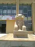 مدخل المتحف الي اليمين