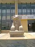 مدخل المتحف الي اليسار