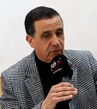 خطان أبيضان يمتدان من زوايا مستطيل أزرق يتقاطعان في منتصفه