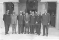 ملك العراق فيصل الثاني مع رجال الدولة السورية في العراق عام 1957. من اليمين: النائب الوزير أحمد قنبر - سفير سوريا في العراق حيدر مردم بك - سفير سوريا الأسبق في باريس النائب عدنان الأتاسي - الملك فيصل الثاني - وزير الخارجية ونائب حمص فيضي الأتاسي - نائب رئيس مجلس النواب محمد بك العايش.