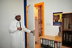 محمد توفيق بلو وهو يغادر مكتبه في جمعية إبصار 2009