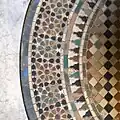 نظرة مقربة للزليج حول النافورة.