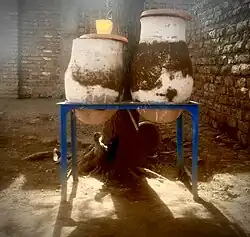 أزيار مصنوعة من الفخار موضوعة على حاملة خاصة بها