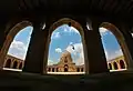 الصحن المكشوف وبه القبة