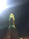 مأذنة مسجد الإمام الحسين بالقاهرة تُضاء بالأنوار ليلا