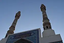 منظر أمامي لمنارتي المسجد وهما في مرحلة البناء