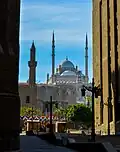 منظر عام للمسجد من بين مسجدي الرفاعي والسلطان حسن