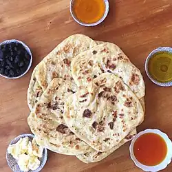 مع المربى وزيت الزيتون والعسل والزبدة