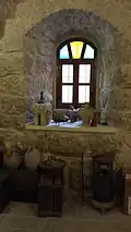 بعض الأواني والأدوات الأثرية المعروضة داخل المعصرة