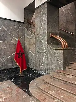 الرخام والنحاس المستخدم في الدرج الكبير.