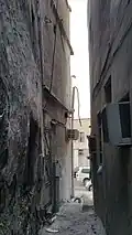 ممرات ضيقة (تُسمّى زرانيق) بين منازل قلعة القطيف بحي الزريب.