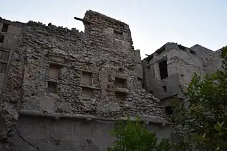 صورة بتاريخ 8 تمّوز، 2017م لجانب أحد المنازل في حي الزريب، ويظهر فيه تشكيلات معمارية توضّح اتّصاله والتحامه بالمنازل بجواره قبل هدمها.