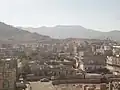 منتزة القادسية. لاحظ أن جبل النبي شعيب، أعلى جبل في اليمن وشبه الجزيرة العربية، خلف الجبل في الخلفية، يكن باتجاه غرب من جنوب صنعاء.