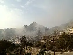 1=منظر عام لبلاد قبيلة حوالة يظهر جبل أثرب