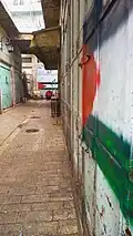 من زقاق البلدة القديمة في مدينة خليل الرحمن
