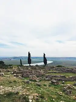 منظر من موقع لكسوس الأثري مع وادي اللوكوس في الخلف