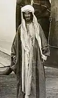 صورة لنايف بن حثلين وهو يخرج من الطائرة وخلفه جاسر بن صاهود بن لامي.
