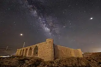 خان ومنزل سرخ