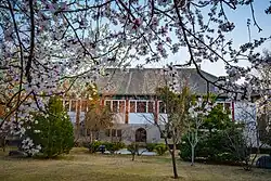 جامعة بكين خلال فصل الربيع. الزهور تتفتح في كل مكان.