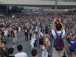 المحتجون يسدون طريقا رئيسيا