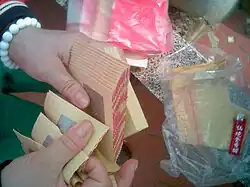 أوراق الجوس من النوع الفضي تُطوى استعدادًا للحرق