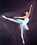 الحركة التي تقدمها راقصة الباليه في الصورة ، مثال على ثني اخمصي للقدم اليسرى (plantar flexion).