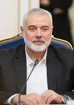 خطان أبيضان يمتدان من زوايا مستطيل أزرق يتقاطعان في منتصفه