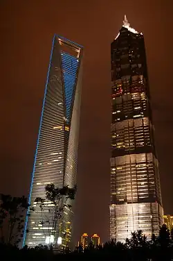 مركز شنغهاي المالي العالمي (يسار) وبرج جين ماو.