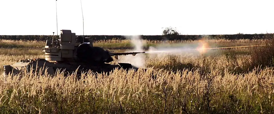 برادلي تطلق النار باستخدام مدفع M242 عيار 25&nbsp;مم.