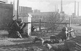 جنود إيطاليون يقاتلون في شوارع ستالينو، أكتوبر 1941م.