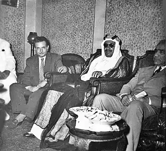 الشيخ عبد الله الجابر الصباح من الكويت في زيارة لدار الشورى بالقاهرة عام 1954. من اليمين إلى اليسار: أحمد زكي الخياط مندوب العراق الدائم في جامعة الدول العربية، الشيخ عبد الله الجابر، علال الفاسي زعيم حزب الإستقلال المغربي