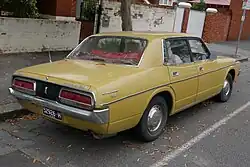 سيارة سيدان (خاصة) بمقصورة سوبر - من الجهة اليسرى
