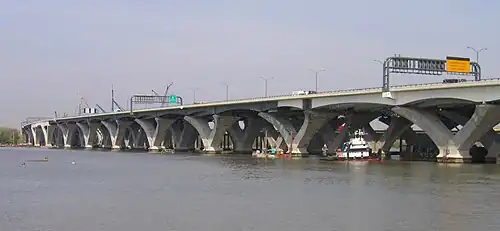 جسر وودرو ويلسون التذكاري الذي يحمل الطريق السريع 95 (I-95) وطريق كابيتال بيلتواي فوق نهر بوتوماك بين الإسكندرية وفيرجينيا وأوكسون هيل، ماريلاند (2007)