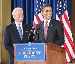 جو بايدن برفقة باراك أوباما خلال الانتقال الرئاسي لباراك أوباما 2008/2009